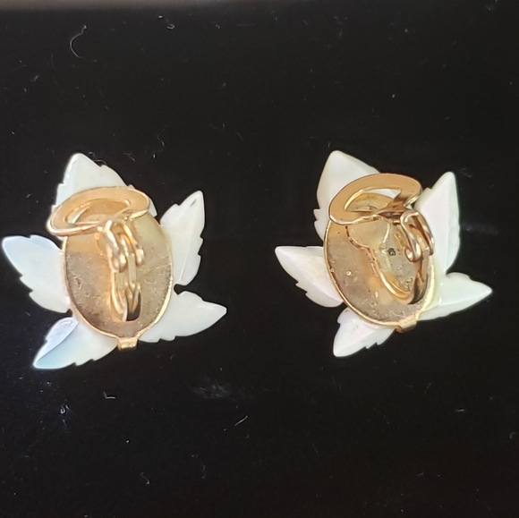Vintage Lucite Leaf Clip Earrings - Picture 3 of 9